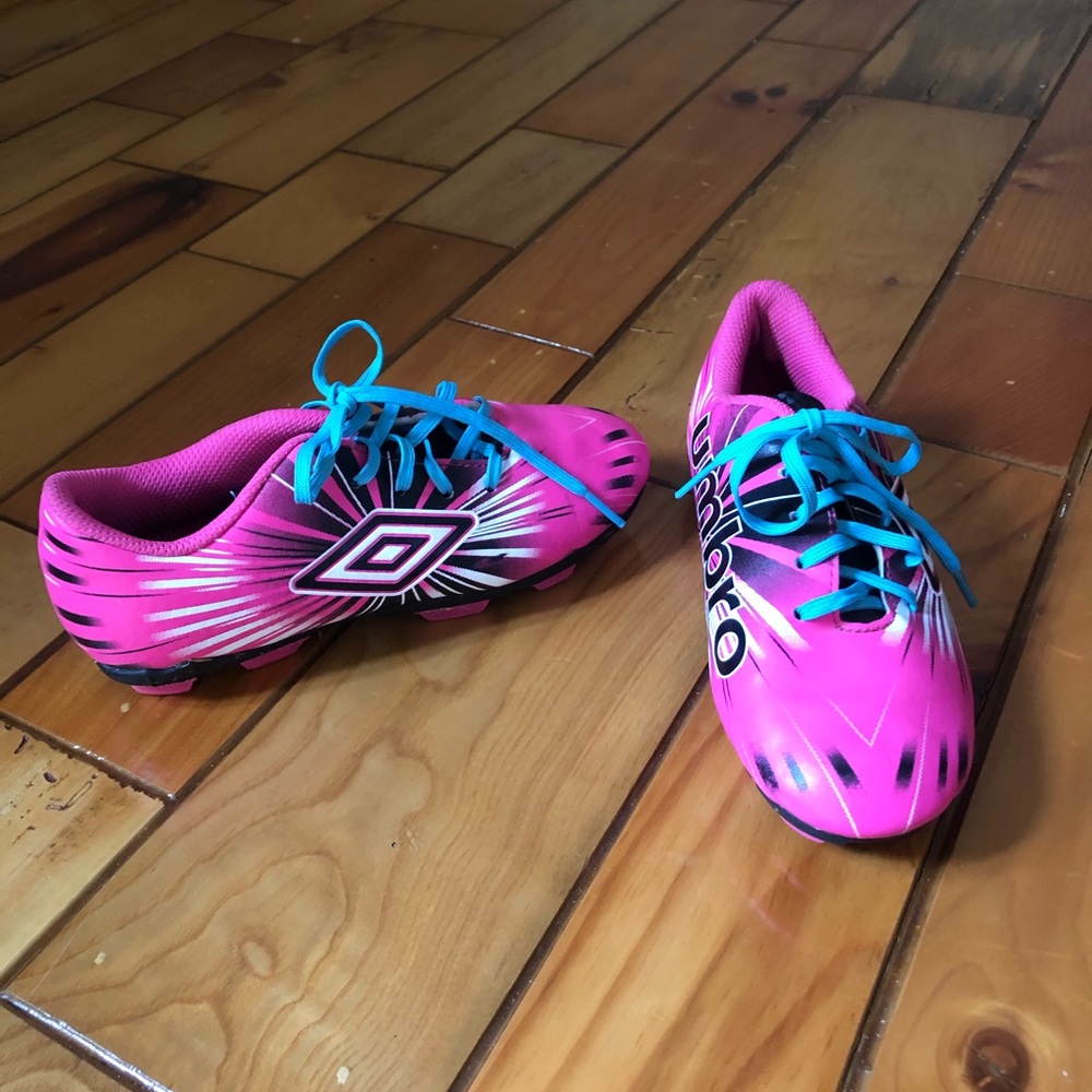 Big girls size 2 Umbro soccer cleats